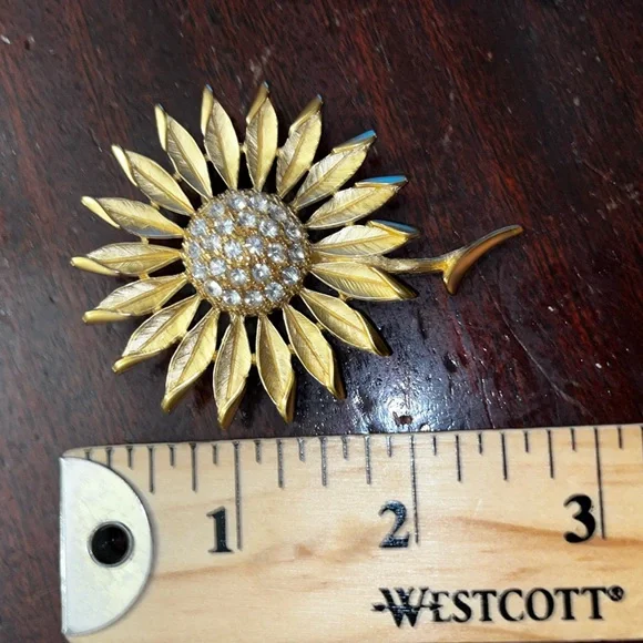 Trifari Sunflower Brooch With Center Rhinestones Gold Tone Signed Luxury Elegant